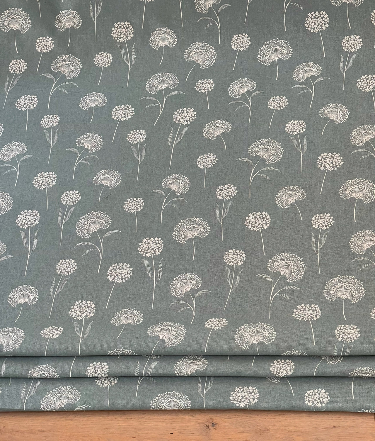 Elegant Dandelion Fabric - Premium Linenlook in Soft Green, Botanical Pattern for Upholstery, Drapery & Crafts