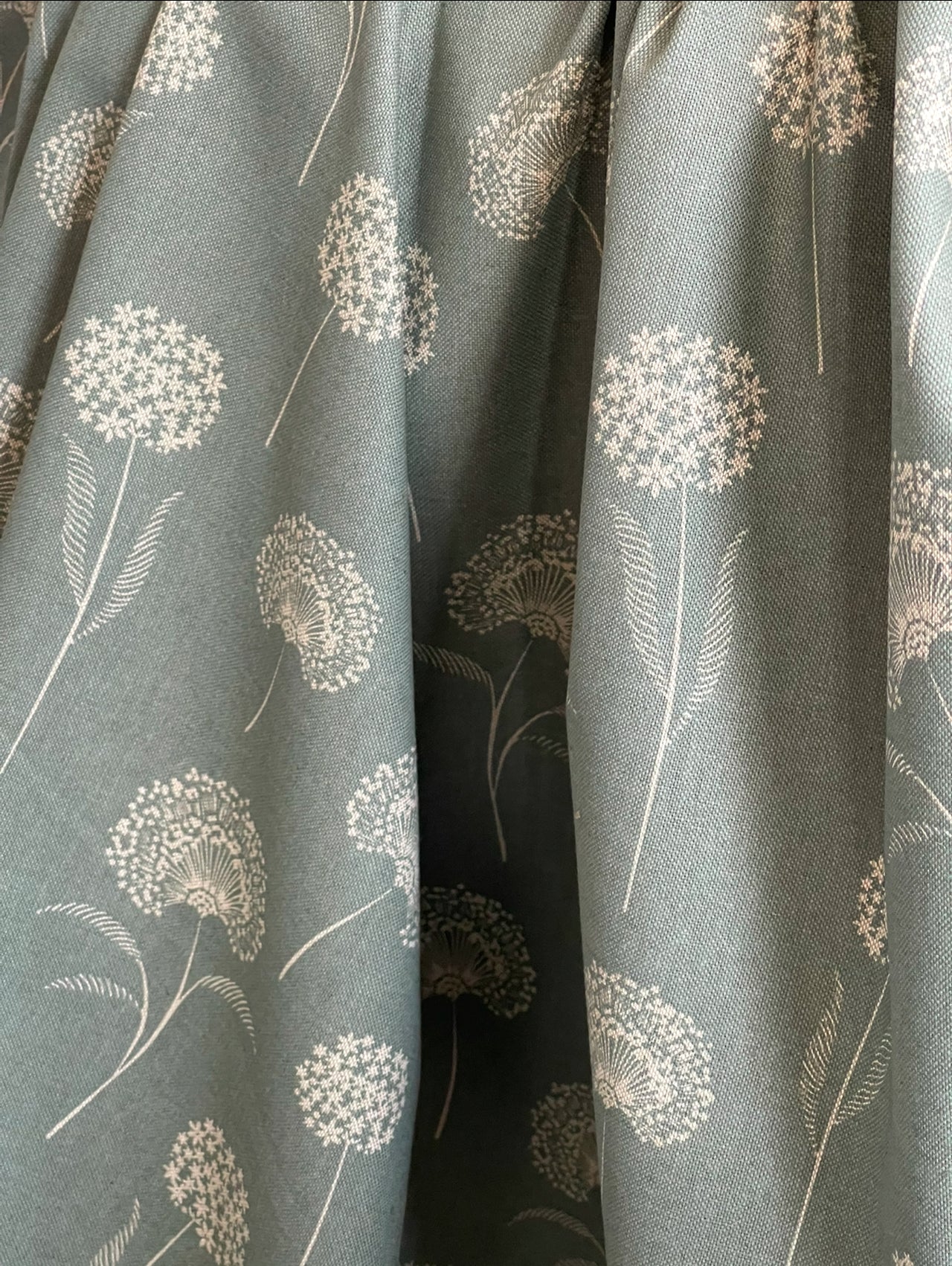 Elegant Dandelion Fabric - Premium Linenlook in Soft Green, Botanical Pattern for Upholstery, Drapery & Crafts