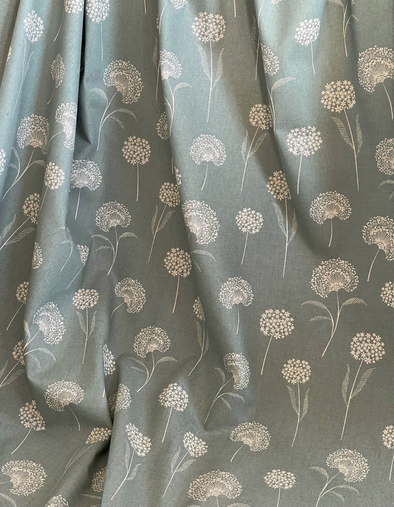 Elegant Dandelion Fabric - Premium Linenlook in Soft Green, Botanical Pattern for Upholstery, Drapery & Crafts