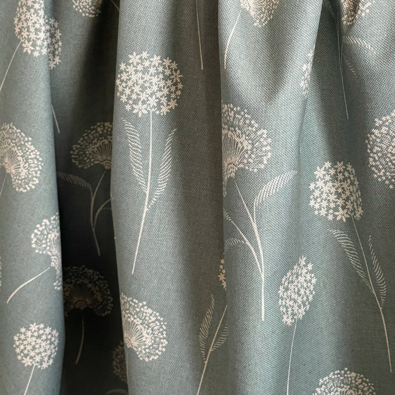 Elegant Dandelion Fabric - Premium Linenlook in Soft Green, Botanical Pattern for Upholstery, Drapery & Crafts