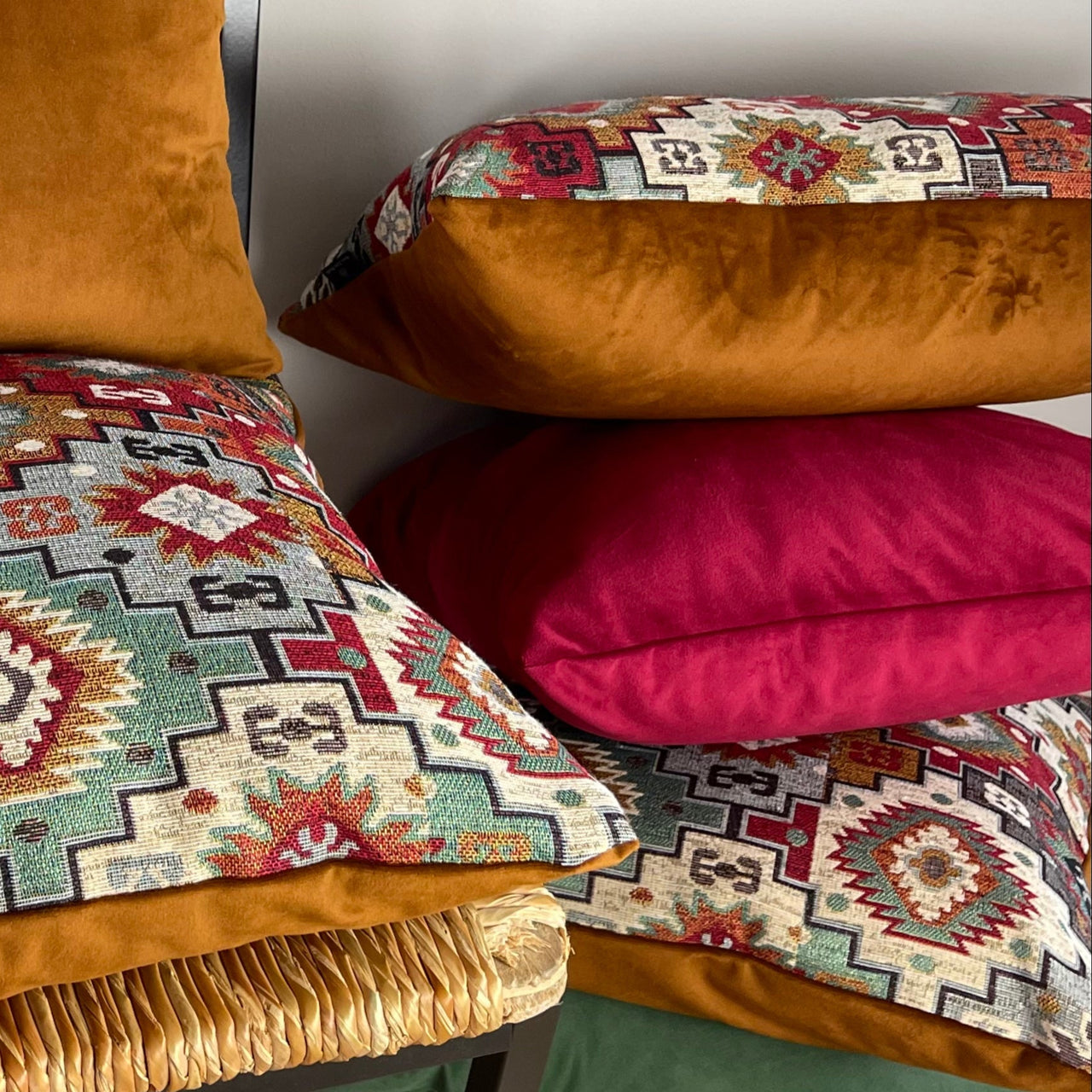 Folk-inspired Kilim woven pillowcase.